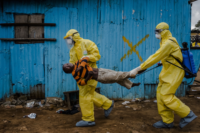 Daniel Berehulak won the Pulitzer prize for documenting the Ebola crisis last year in Sierra Leone, Guinea and Liberia, where this was taken. Photo: Daniel Berehulak